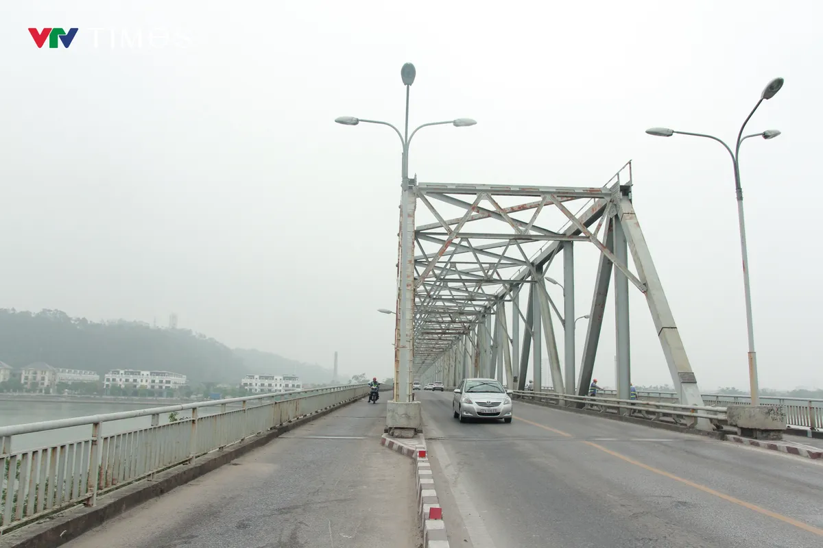 Lắp lưới bảo vệ, ngăn chặn người nhảy cầu Bến Thủy 1 - Ảnh 4.