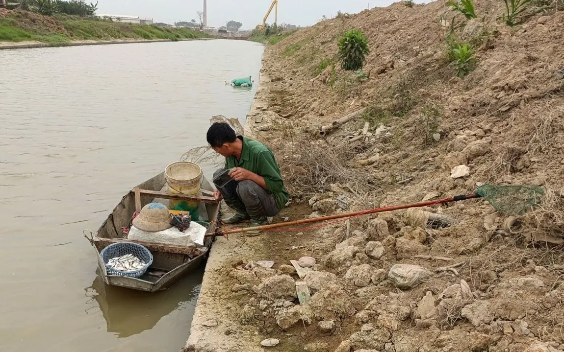 Công an phường kiểm tra, phát hiện anh L.V.C đang có hành vi dùng kích điện để đánh bắt thủy sản