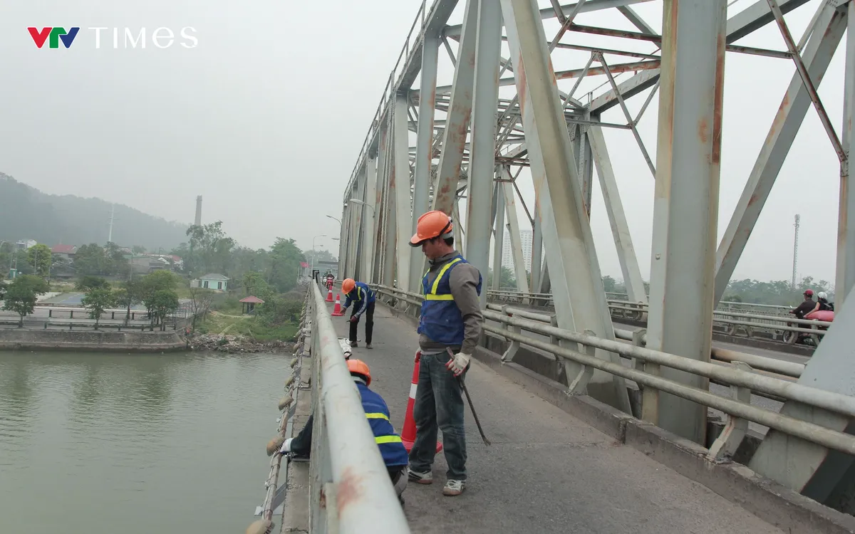 Công nhân khẩn trương thi công lắp đặt hạng mục bảo vệ cầu Bến Thủy 1. Ảnh Ngọc Quân.