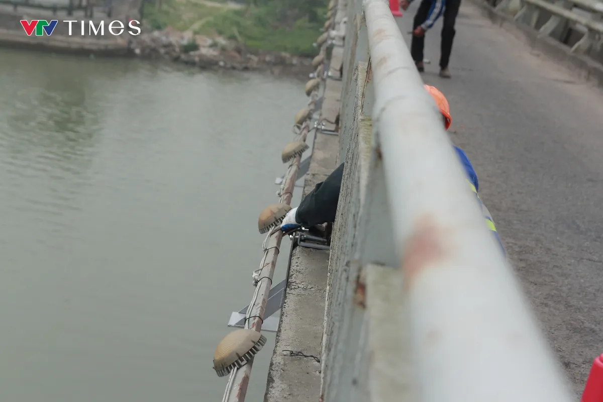 Lắp lưới bảo vệ, ngăn chặn người nhảy cầu Bến Thủy 1 - Ảnh 1.