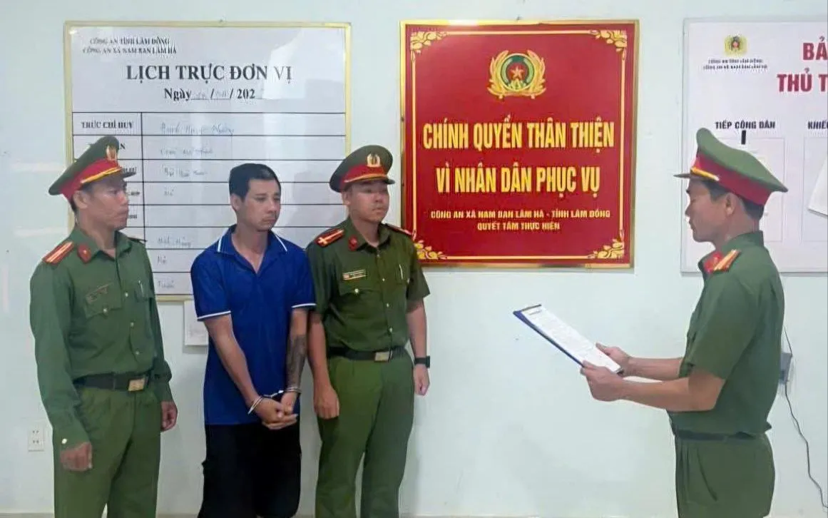 Đối tượng Nguyễn Xuân Bình nghe đọc lệnh khởi tố, bắt tạm giam