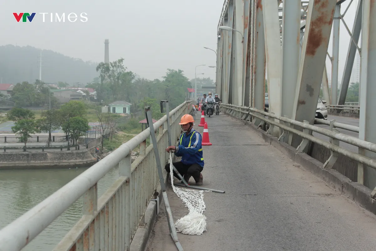 Lắp lưới bảo vệ, ngăn chặn người nhảy cầu Bến Thủy 1 - Ảnh 3.