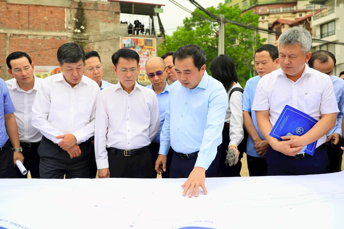 B&iacute; thư Th&agrave;nh ủy H&agrave; Nội kiểm tra, y&ecirc;u cầu đẩy nhanh c&aacute;c c&ocirc;ng tr&igrave;nh trọng điểm - Ảnh 1.