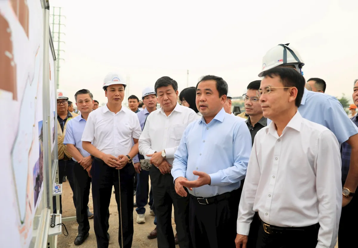 B&iacute; thư Th&agrave;nh ủy H&agrave; Nội kiểm tra, y&ecirc;u cầu đẩy nhanh c&aacute;c c&ocirc;ng tr&igrave;nh trọng điểm - Ảnh 2.