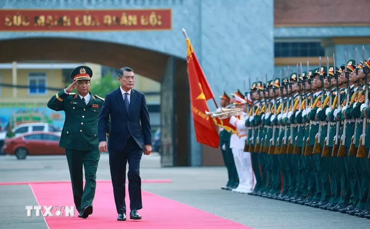 Thủ tướng: Qu&acirc;n khu 4 viết tiếp trang sử h&agrave;o h&ugrave;ng, bảo vệ vững chắc đất nước- Ảnh 1.