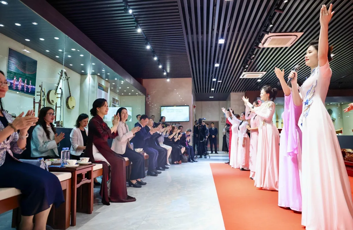 Phu nh&acirc;n Tổng B&iacute; thư, Chủ tịch nước T&ocirc; L&acirc;m thăm Bảo t&agrave;ng &Acirc;m nhạc d&acirc;n tộc Quảng T&acirc;y - Ảnh 2.