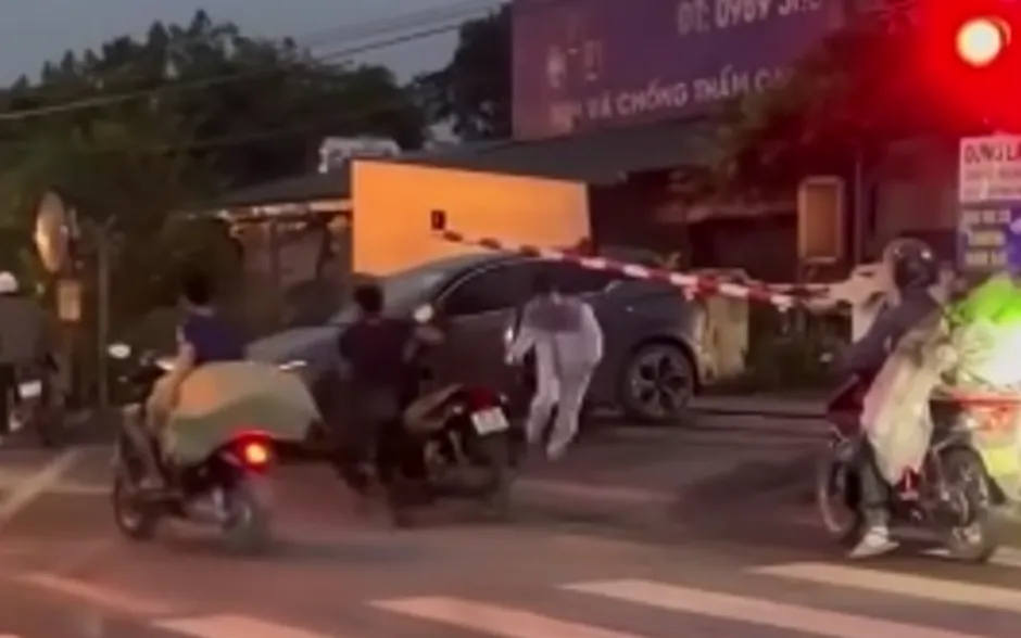 Tài xế thoát ra ngoài trước khi bị tàu hỏa tông văng ô tô.