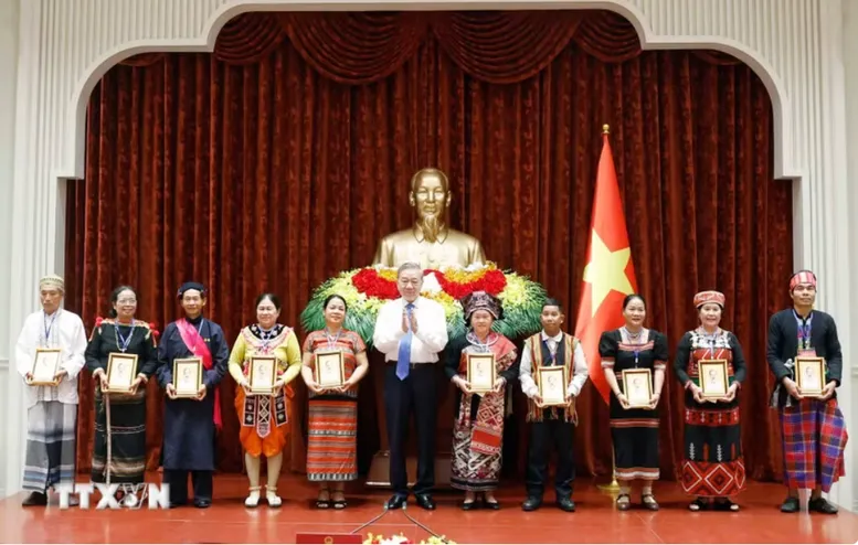 Tổng B&iacute; thư, Chủ tịch nước: Gi&agrave; l&agrave;ng, trưởng bản g&oacute;p phần củng cố khối đại đo&agrave;n kết to&agrave;n d&acirc;n tộc - Ảnh 1.