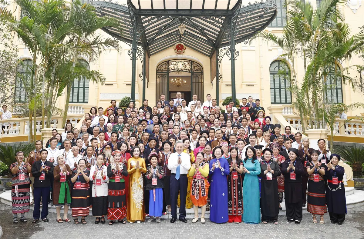 Tổng B&iacute; thư, Chủ tịch nước T&ocirc; L&acirc;m gặp mặt gi&agrave; l&agrave;ng, nghệ nh&acirc;n ti&ecirc;u biểu to&agrave;n quốc nh&acirc;n Ng&agrave;y Văn h&oacute;a c&aacute;c d&acirc;n tộc Việt Nam- Ảnh 1.
