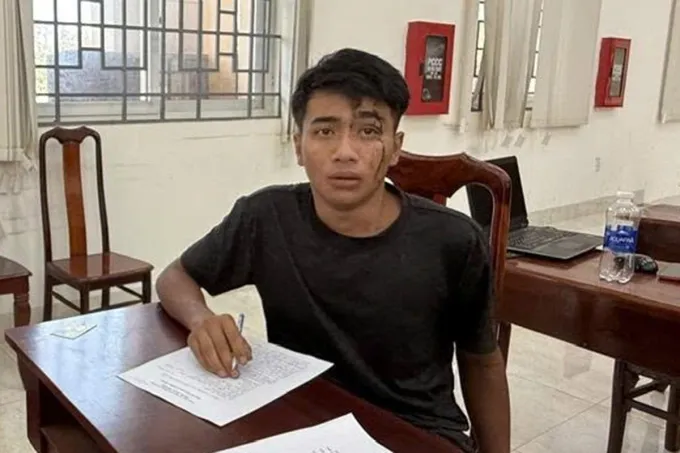 Thanh ni&ecirc;n 19 tuổi bị bắt sau khi trộm &ocirc;t&ocirc; rồi g&acirc;y tai nạn do kh&ocirc;ng biết l&aacute;i- Ảnh 1.