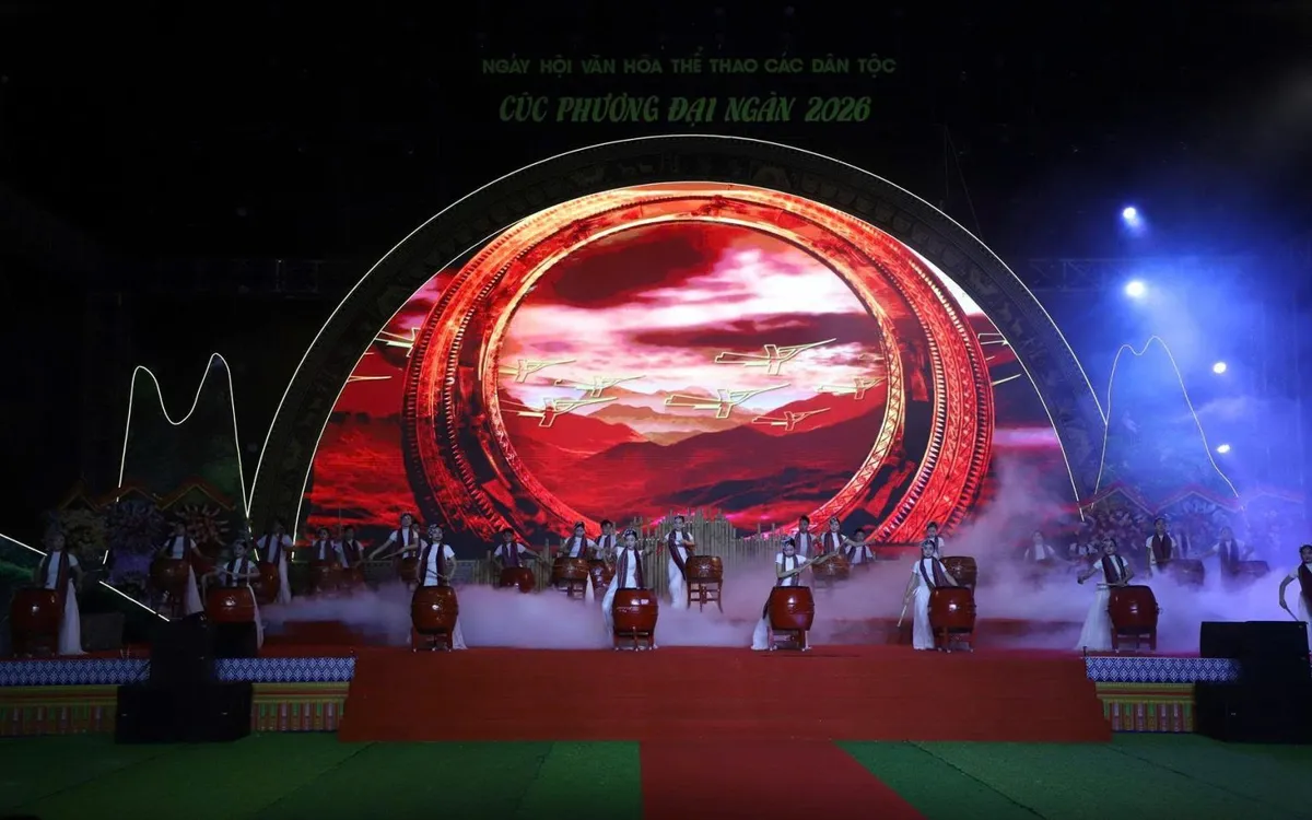 Màn trống hội khai mạc chương trình.