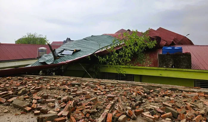 Mưa đ&aacute;, d&ocirc;ng lốc g&acirc;y thiệt hại tại nhiều địa phương ở Thanh H&oacute;a- Ảnh 2.