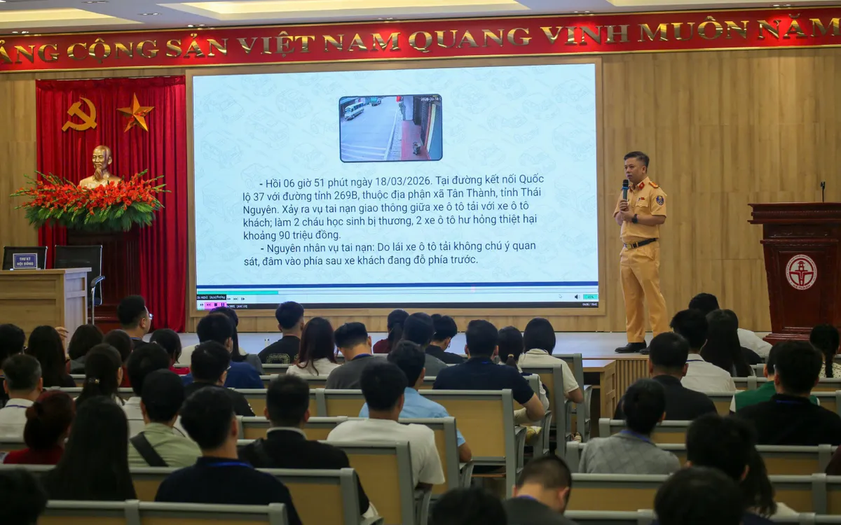 CSGT Hà Nội trình chiếu video các vụ TNGT nghiêm trọng tại lễ khai mạc kỳ thi sát hạch.