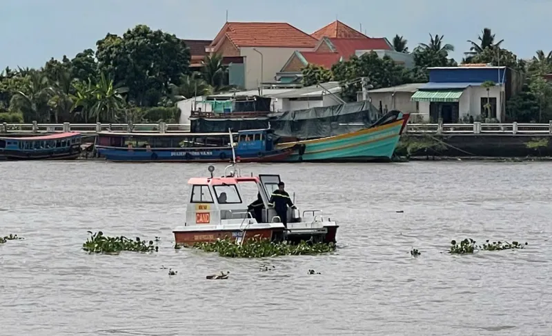 Hai người đ&agrave;n &ocirc;ng rơi xuống s&ocirc;ng Tiền mất t&iacute;ch sau tiệc sinh nhật tr&ecirc;n t&agrave;u- Ảnh 2.