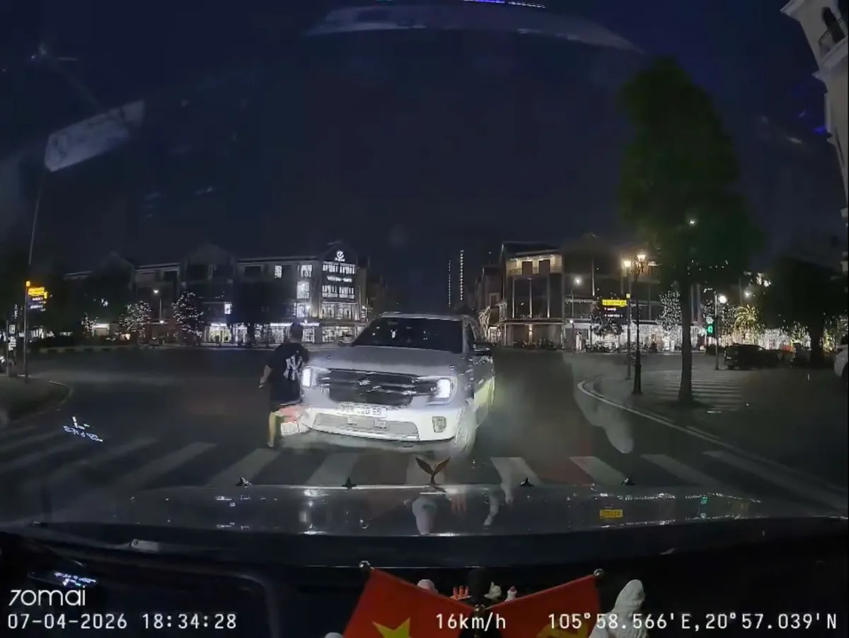 Người đ&agrave;n &ocirc;ng nước ngo&agrave;i nổ s&uacute;ng sau va chạm giao th&ocirc;ng ở Hưng Y&ecirc;n  - Ảnh 1.
