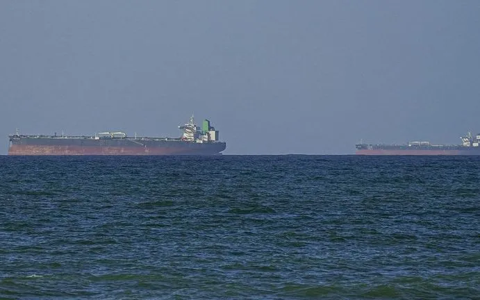 Tàu gần eo biển Hormuz ở ngoài khơi bờ biển Oman, ngày 8/4/2026 (Ảnh: Getty/Anadolu)
