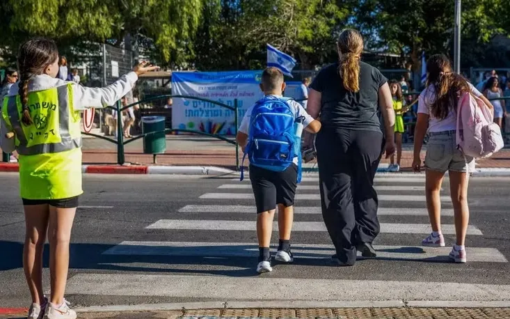 Học sinh đến trường tại thị trấn Mevaseret Zion của Israel (Ảnh: Jerusalem Post)