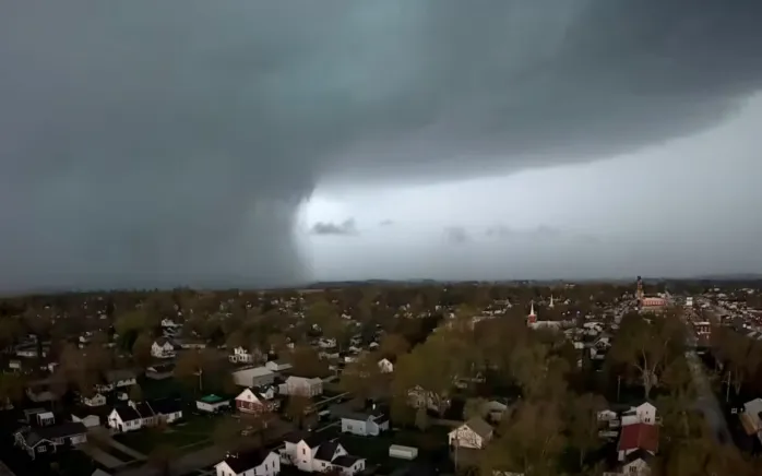 Lốc xoáy trên bầu trời thị trấn Lena, bang Illinois, Mỹ (Ảnh: JCWIFI)