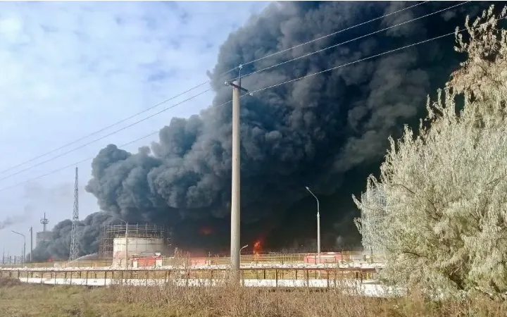 Cháy tại nhà máy lọc dầu Novokuibyshevsk, ngày 18/4/2026 (Ảnh: Exilenova+)