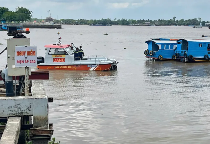 Hai người đ&agrave;n &ocirc;ng rơi xuống s&ocirc;ng Tiền mất t&iacute;ch sau tiệc sinh nhật tr&ecirc;n t&agrave;u- Ảnh 1.