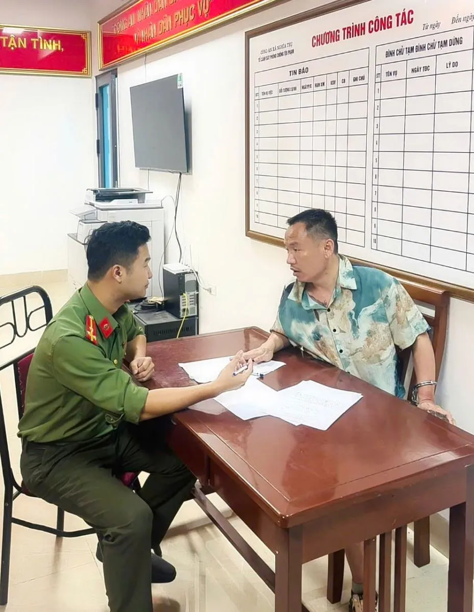 Người đ&agrave;n &ocirc;ng nước ngo&agrave;i nổ s&uacute;ng sau va chạm giao th&ocirc;ng ở Hưng Y&ecirc;n  - Ảnh 2.