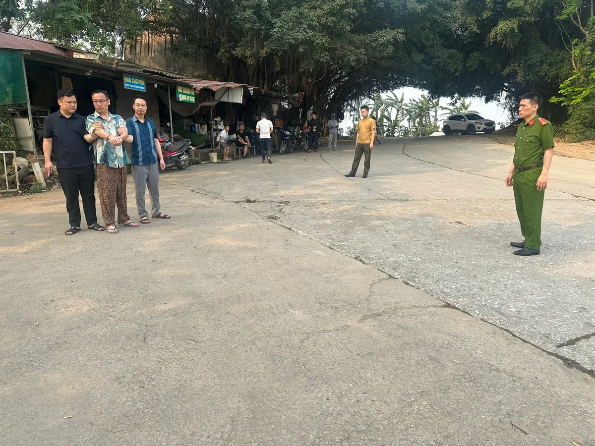 Người đ&agrave;n &ocirc;ng nước ngo&agrave;i nổ s&uacute;ng sau va chạm giao th&ocirc;ng ở Hưng Y&ecirc;n  - Ảnh 3.