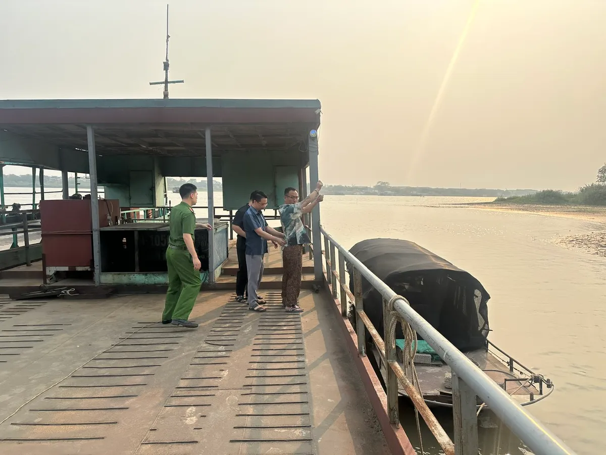 Người đ&agrave;n &ocirc;ng nước ngo&agrave;i nổ s&uacute;ng sau va chạm giao th&ocirc;ng ở Hưng Y&ecirc;n  - Ảnh 4.