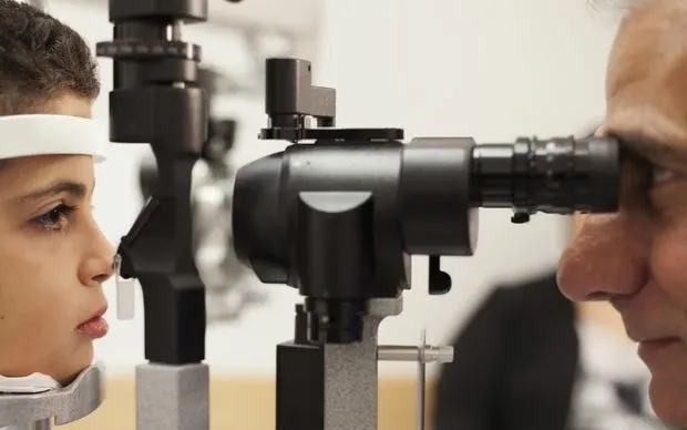 Bác sĩ Albert Maguire, một trong 3 nhà khoa học nhận giải Breakthrough nhờ liệu pháp gene Luxturna điều trị bệnh mù di truyền, giúp cải thiện thị lực cho bệnh nhân LCA (Ảnh: AP)