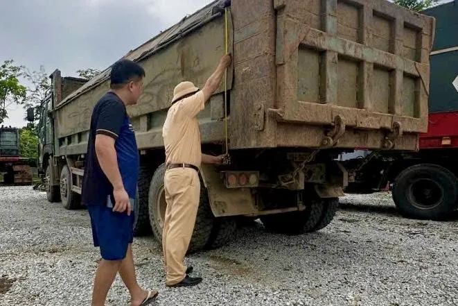 H&agrave; Nội: Xử phạt nhiều chủ xe tải cơi nới th&agrave;nh th&ugrave;ng - Ảnh 1.