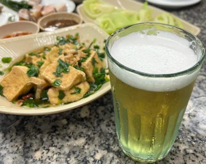 Uống bia kh&ocirc;ng gi&uacute;p giải nhiệt, dễ g&acirc;y hại trong ng&agrave;y nắng n&oacute;ng- Ảnh 1.