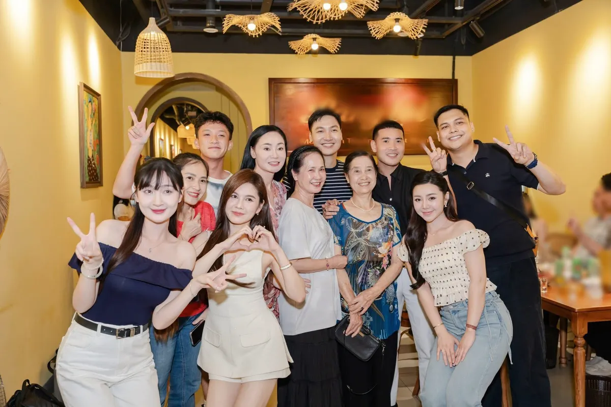 Bước ch&acirc;n v&agrave;o đời đ&oacute;ng m&aacute;y, d&agrave;n diễn vi&ecirc;n chia tay quyến luyến - Ảnh 1.