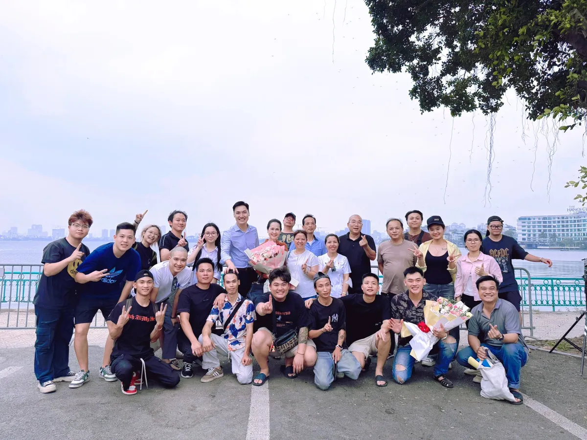 Bước ch&acirc;n v&agrave;o đời đ&oacute;ng m&aacute;y, d&agrave;n diễn vi&ecirc;n chia tay quyến luyến - Ảnh 5.