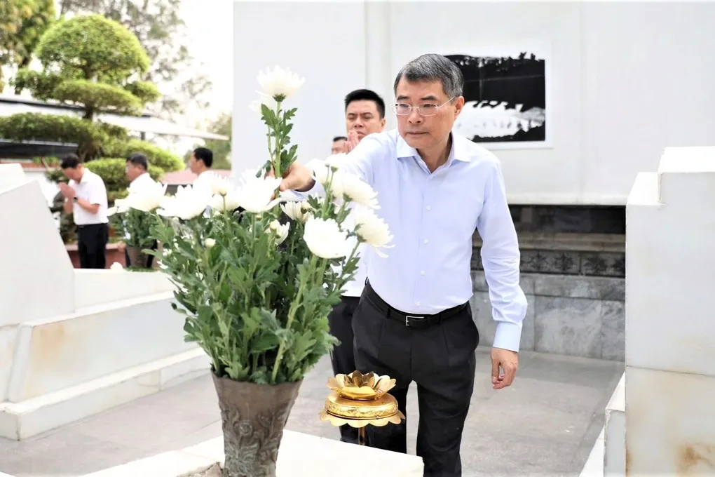 Thủ tướng L&ecirc; Minh Hưng d&acirc;ng hương tại Ng&atilde; ba Đồng Lộc- Ảnh 1.