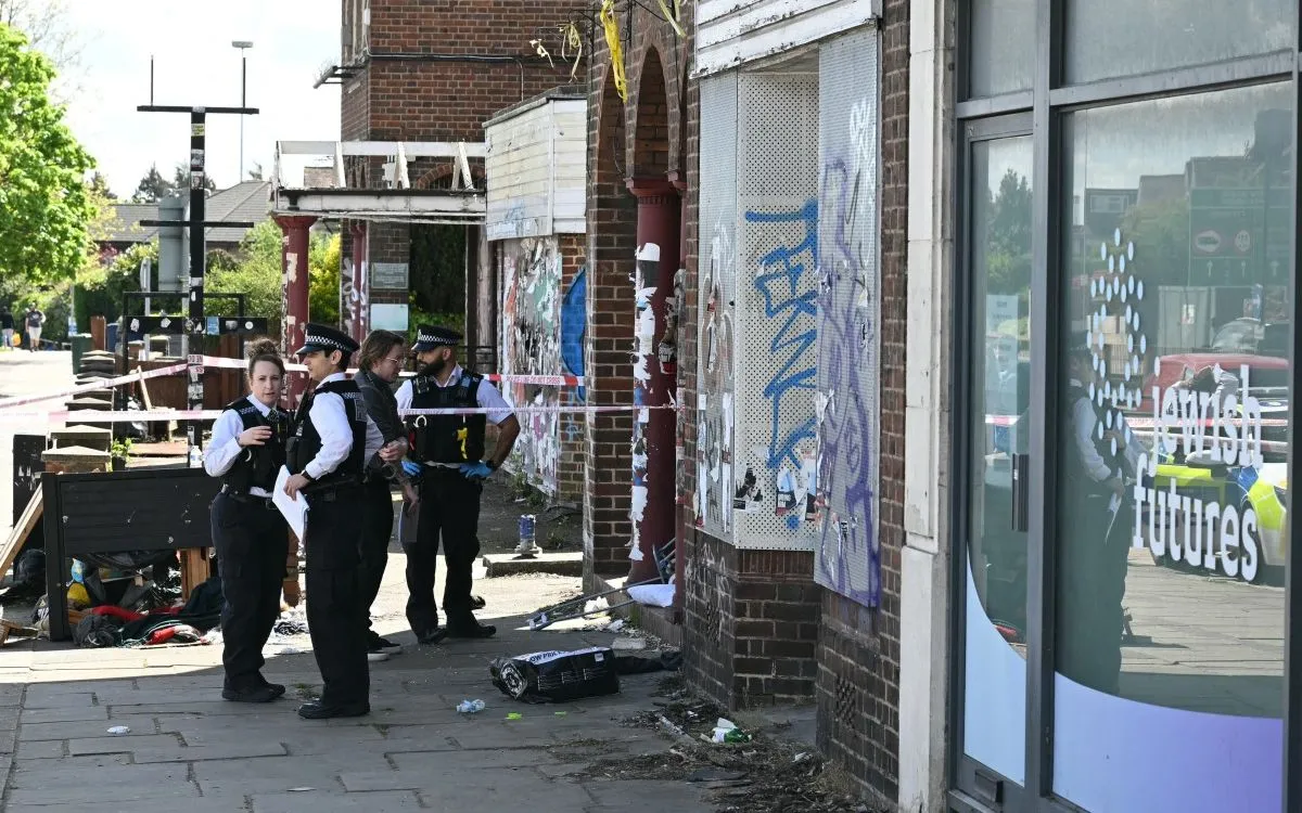 Cảnh sát phong tỏa hiện trường sau vụ phóng hỏa nhằm vào cơ sở “Jewish Futures” tại Hendon, Bắc London, ngày 18/4/2026 (Ảnh: AFP)