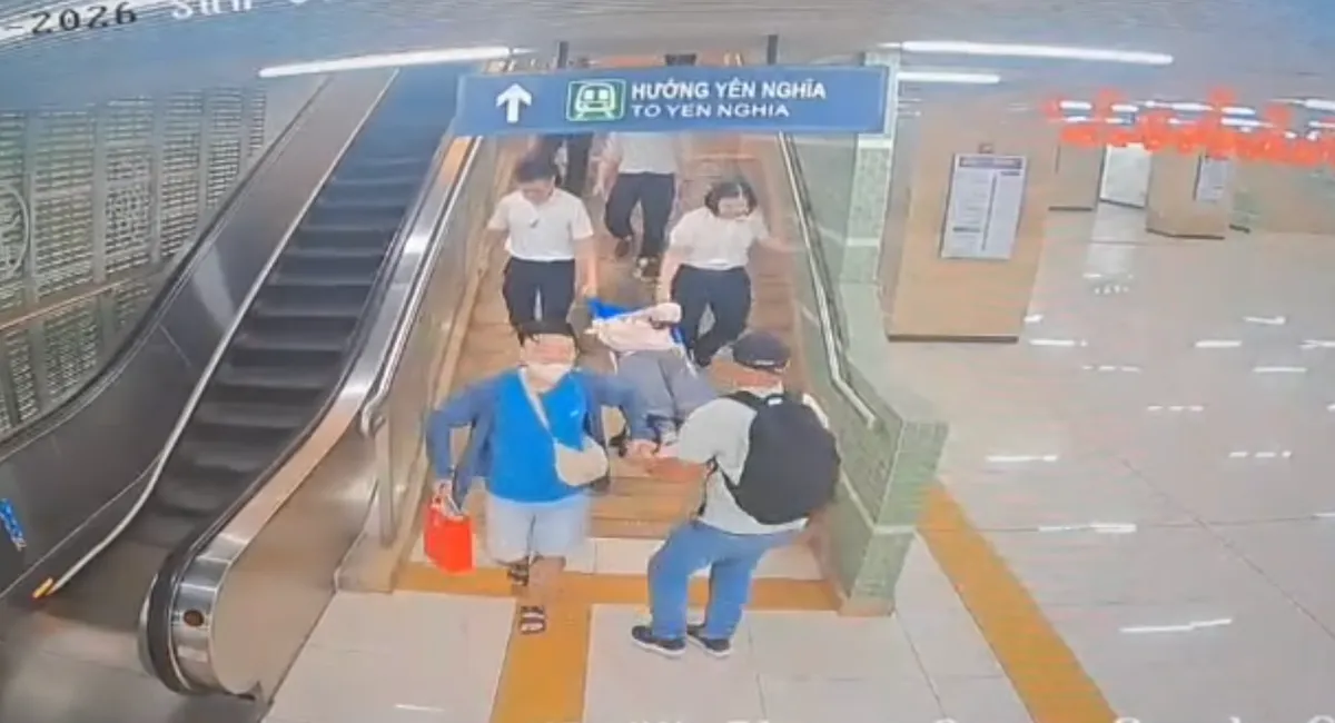 Kịp thời đưa nữ h&agrave;nh kh&aacute;ch mang thai ngất xỉu tr&ecirc;n tuyến Metro C&aacute;t Linh &ndash; H&agrave; Đ&ocirc;ng đi cấp cứu - Ảnh 1.