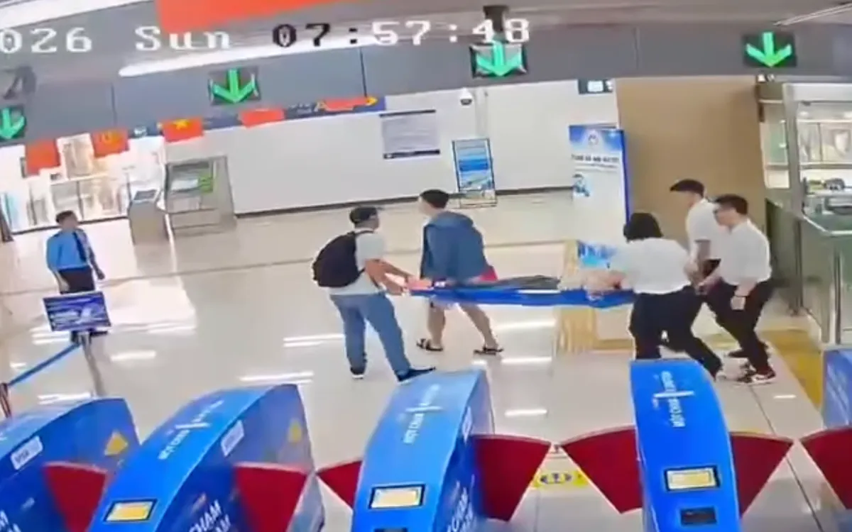 Nhân viên ga Hà Đông đưa nữ hành khách đi cấp cứu. (ảnh: Cắt từ Clip)