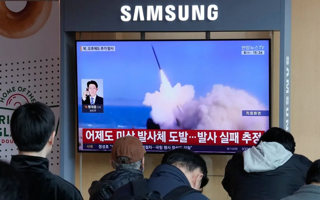 Màn hình vô tuyến chiếu hình ảnh tư liệu về vụ phóng tên lửa của Triều Tiên tại ga tàu Seoul ở Seoul, Hàn Quốc, ngày 8/4/202 (Ảnh: AP)
