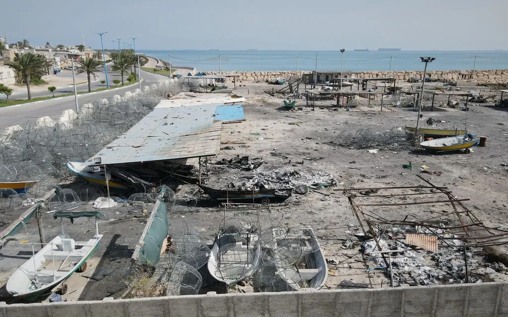 Thiệt hại do cuộc không kích Mỹ - Israel trên một cầu tàu đánh cá ở cảng đảo Qeshm, Iran, ngày 13/4/2026 (Ảnh: AP)