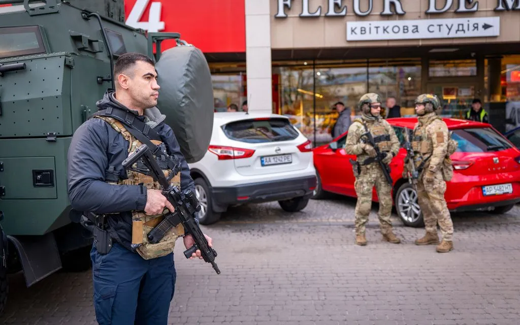 Cảnh sát có mặt tại hiện trường vụ xả súng khiến ít nhất 6 người thiệt mạng ở Kiev, Ukraine, ngày 18/4/2026 (Ảnh: AP)