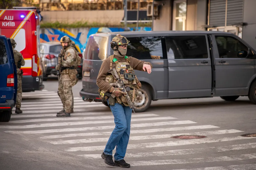 Xả s&uacute;ng h&agrave;ng loạt giữa trung t&acirc;m thủ đ&ocirc; Ukraine, &iacute;t nhất 6 người thiệt mạng - Ảnh 2.