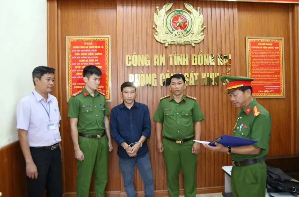 Bắt tạm giam hai bị can đổ hơn 500 tấn da b&ograve; phế thải g&acirc;y &ocirc; nhiễm m&ocirc;i trường- Ảnh 1.