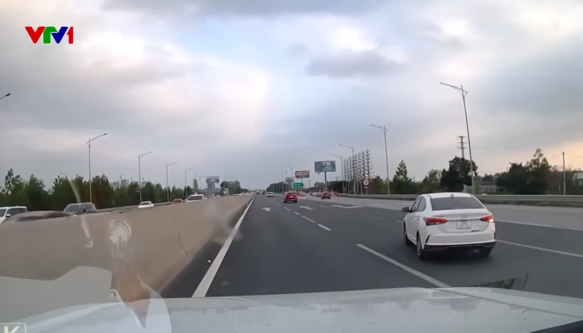 Nguy&ecirc;n tắc chuyển hướng an to&agrave;n khi rời khỏi cao tốc - Ảnh 1.