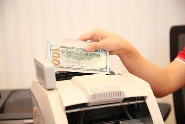 Gi&aacute; USD trong nước giảm, diễn biến tr&aacute;i chiều với euro v&agrave; yen Nhật- Ảnh 1.