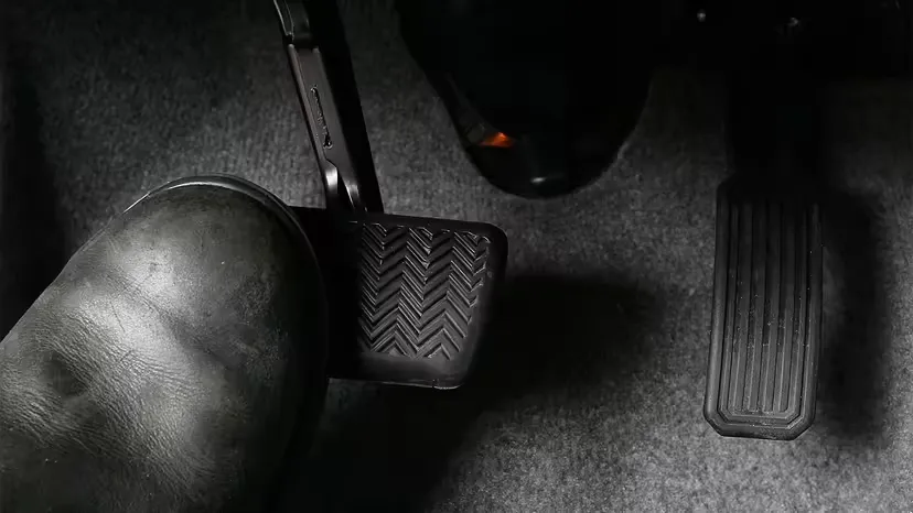 Phanh nhiều kh&ocirc;ng đồng nghĩa l&aacute;i chắc tay: B&iacute; quyết nằm ở kiểm so&aacute;t nhịp ga v&agrave; qu&aacute;n t&iacute;nh- Ảnh 1.