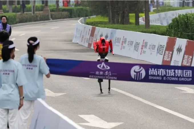 Robot h&igrave;nh người lần đầu chạy nhanh hơn kỷ lục b&aacute;n marathon của con người- Ảnh 1.