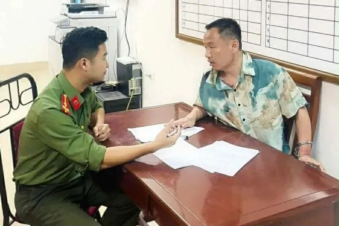 Người đ&agrave;n &ocirc;ng Trung Quốc nổ s&uacute;ng sau va chạm giao th&ocirc;ng, bị bắt khi đang lẩn trốn- Ảnh 1.