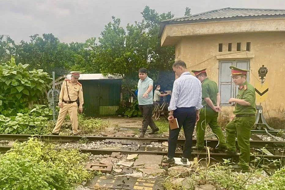 H&agrave; Nội: Xử l&yacute; dứt điểm c&aacute;c lối đi tự mở tr&aacute;i ph&eacute;p qua đường sắt  - Ảnh 1.