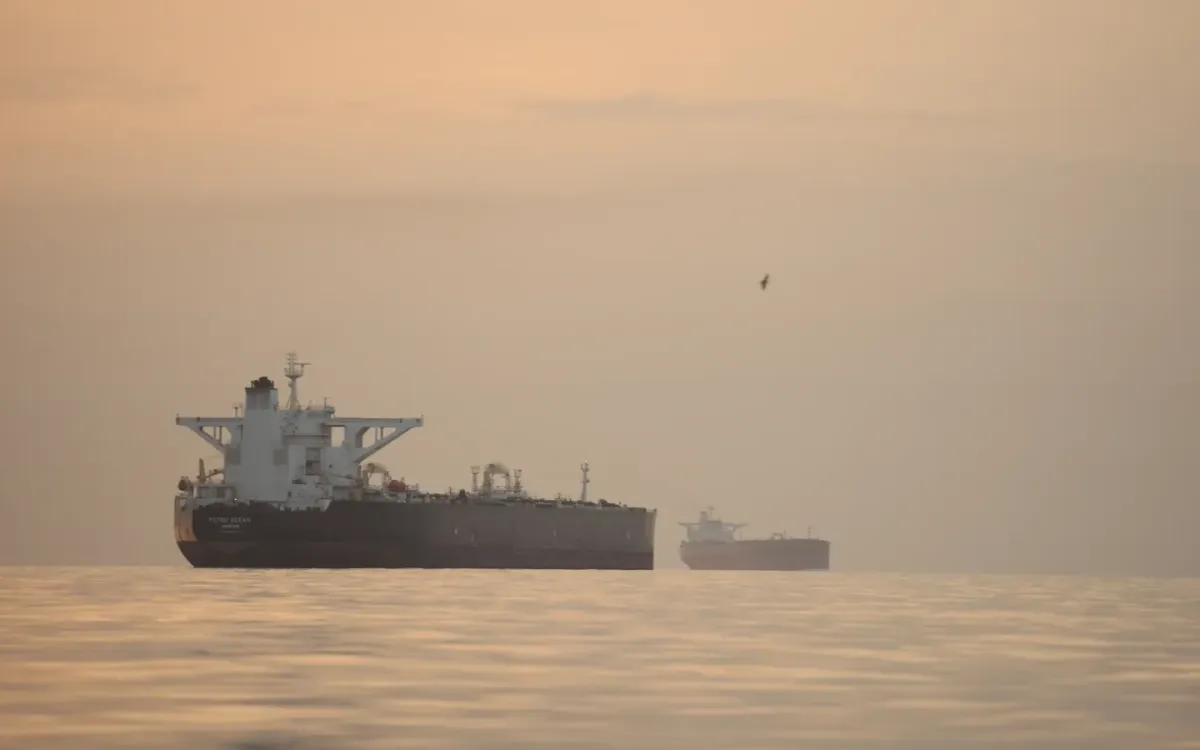 Các tàu chở dầu neo đậu tại Eo biển Hormuz ngoài khơi đảo Qeshm, Iran, ngày 18/4/2026 (Ảnh: AP)