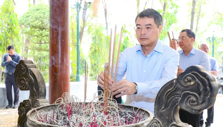 Thủ tướng L&ecirc; Minh Hưng d&acirc;ng hương tại Ng&atilde; ba Đồng Lộc - Ảnh 1.