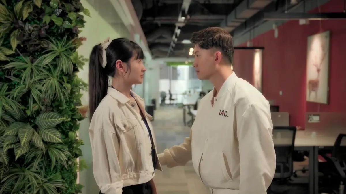 Bước ch&acirc;n v&agrave;o đời - Tập 25: Nữ nh&acirc;n vi&ecirc;n qu&aacute;n bar b&aacute;o tin c&oacute; thai với Qu&acirc;n - Ảnh 1.